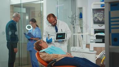 医生显示x射线牙齿病人平板电脑